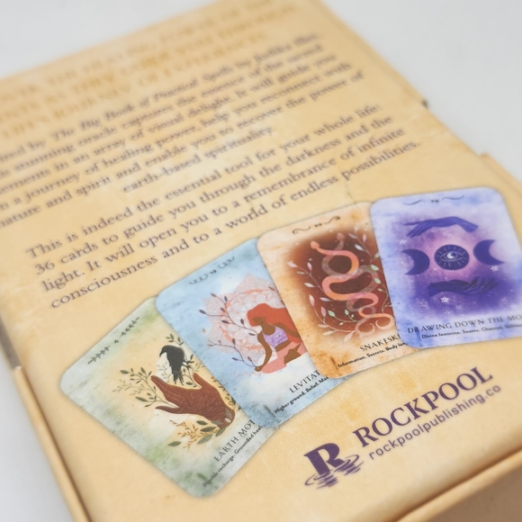 Pure Magic Oracle: Cards for Strength, Courage and Clarity by Andrés Engracia - Picture 7 of 9